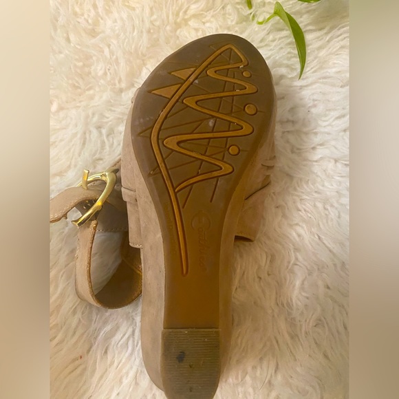 Earthier, leather upper very comfortable wedge heal, open toe shoe. - Picture 6 of 8